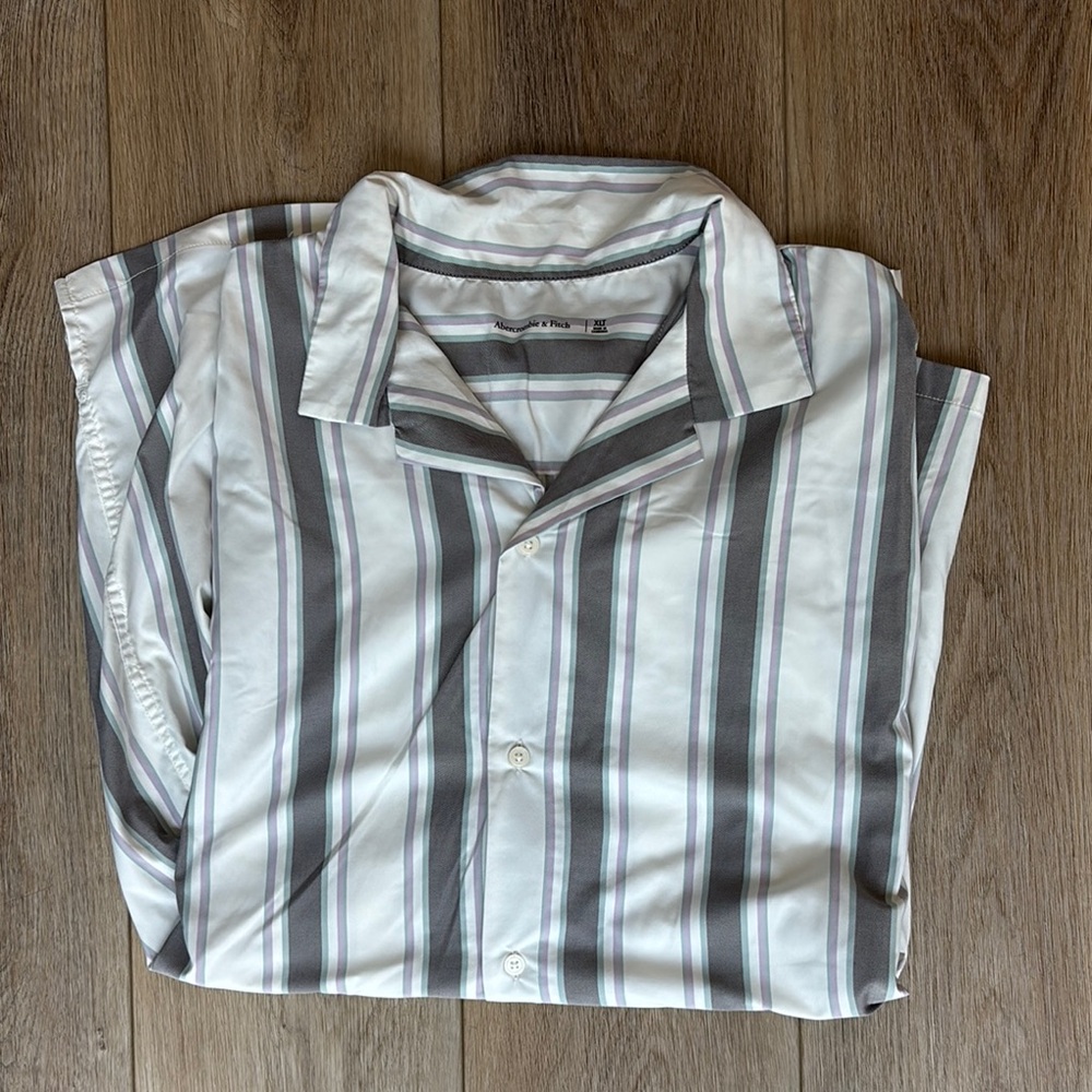 Abercrombie & Fitch Gray and White Casual Button Down Shirt, Camp Collar